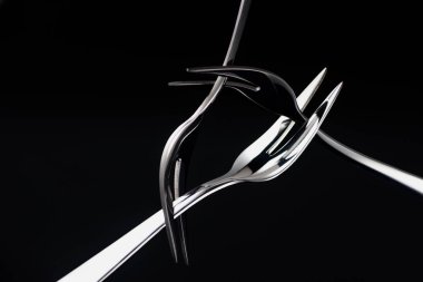 Üç çatal ile iki dişli olan siyah izole