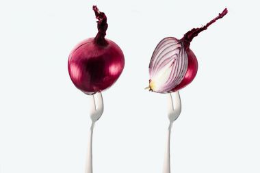 beyaz izole çatal üzerinde kesme ve bütün soğan