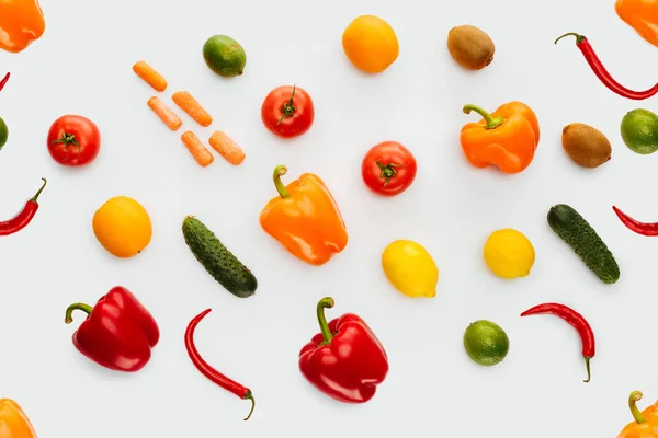 从白色分离的彩色水果和蔬菜收集的最高视图 — 图库照片