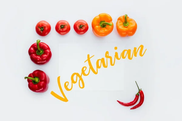 Vista Superior Quadro Verduras Com Texto Vegetariano Isolado Branco — Fotografia de Stock