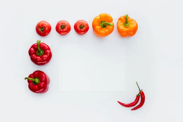 Κάτοψη Του Πλαισίου Κόκκινο Και Πορτοκαλί Λαχανικά Που Απομονώνονται Λευκό — Φωτογραφία Αρχείου