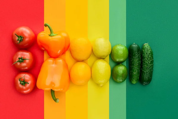 Vista Superior Tomates Maduros Limões Pepinos Superfície Colorida — Fotografia de Stock