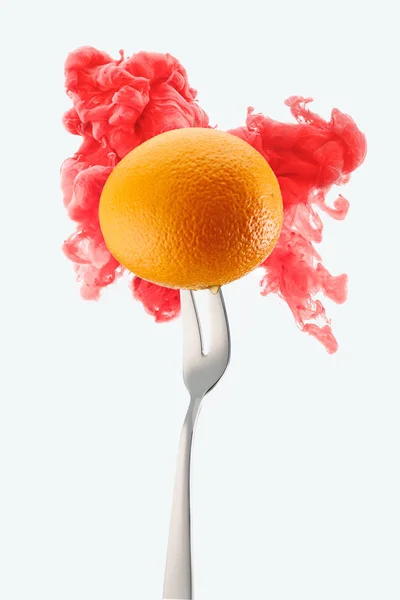 Orange Auf Gabel Und Rote Tinte Isoliert Auf Weiß — Stockfoto