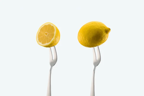 Нарізані Цілі Лимони Виделках Ізольовані Білому — Безкоштовне стокове фото