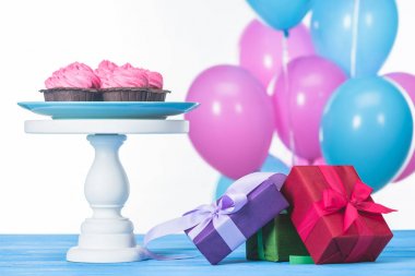 hediye kutuları ve cupcakes pasta stand üzerinde beyaz izole