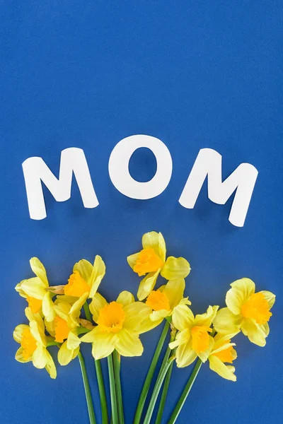 Top View Yellow Daffodils Word Mom Isolated Blue Mothers Day — Free Stock Photo