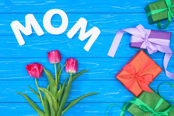 Bovenaanzicht Van Geschenkdozen Roze Tulpen Word Mam Blauwe Tafel Moeders — Stockfoto