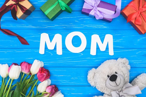 Top View Gift Boxes Teddy Bear Tulips Word Mom Blue — Stock Photo, Image