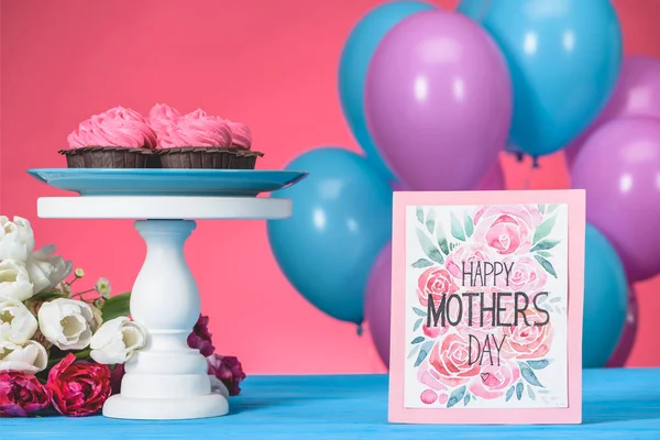 Cartolina Con Testo Happy Mothers Day Cupcake Rosa Sullo Stand — Foto Stock