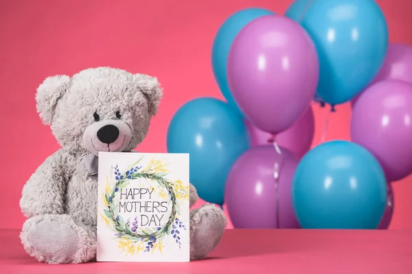 oyuncak ayı ve kartpostal ile metin pembe masa mutlu anneler günü