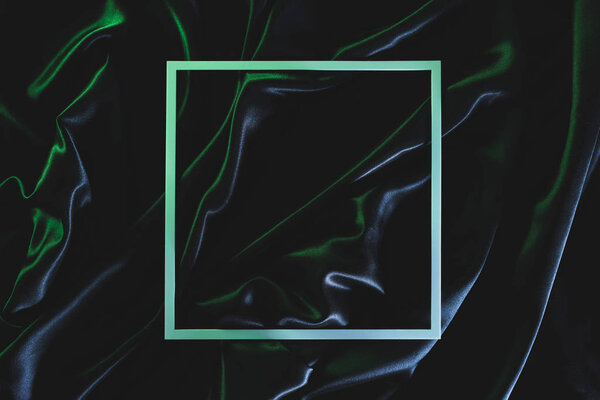 полный кадр из темно-элегантной шелковой ткани с рамкой в качестве фона
