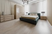 Velkou postel v moderní zrekonstruované ložnice