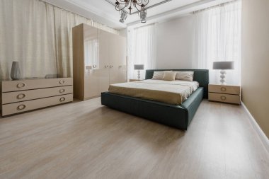 Modern yenilenmiş yatak odasında büyük yatak