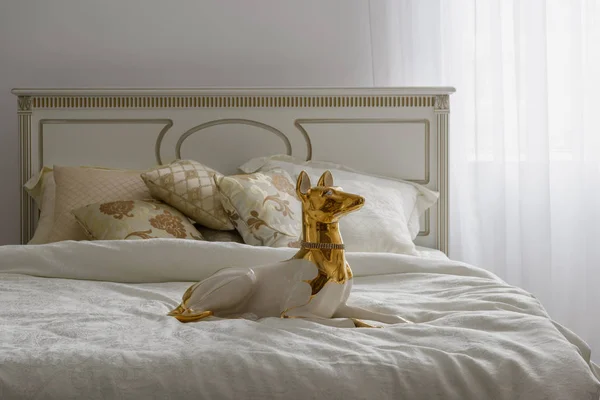 Dog Statuette Bed White Linen Room — Stock Photo, Image