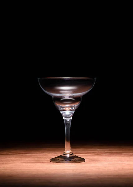 茶色の木製のテーブルに つの透明な空のグラス  — 無料ストックフォト