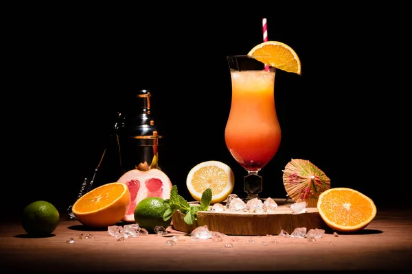 Cóctel Alcohol Con Zumo Naranja Tablero Madera Con Frutas Mesa —  Fotos de Stock