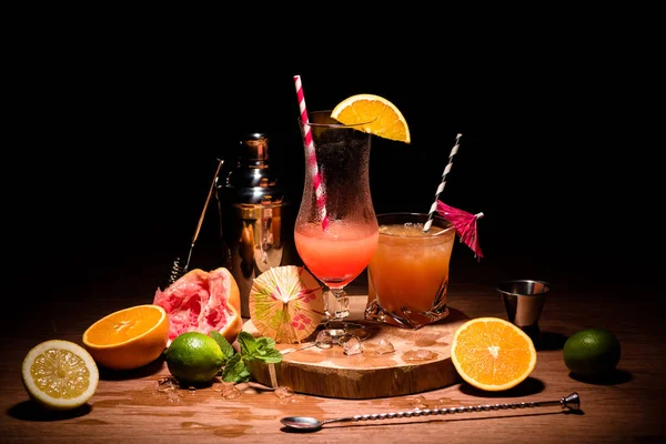 Sabrosos Cócteles Alcohol Tablero Madera Con Frutas Mesa — Foto de Stock