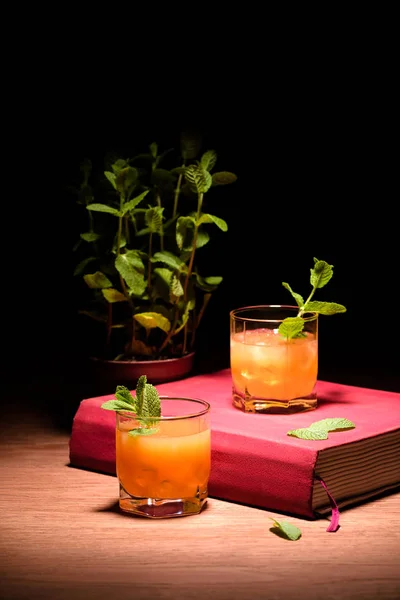 Cocktails Alcoolisés Menthe Sur Rose Livre Sur Table — Photo