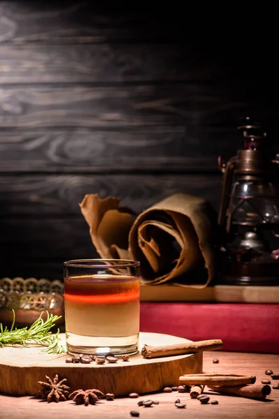 Bebida Alcoólica Com Café Tábua Madeira Grãos Café Mesa — Fotografia de Stock