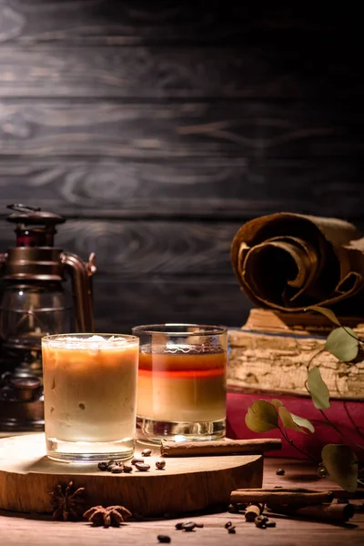 テーブルの木製の板でコーヒーとおいしいアルコール白ロシア ドリンク — ストック写真