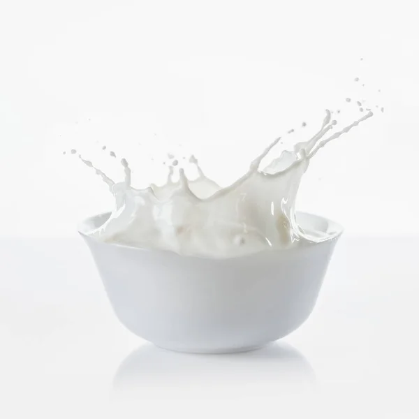 Melk Witte Kom Met Druppels Witte Achtergrond — Stockfoto