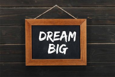 Blackboard ile ahşap duvarda asılı büyük Yazıtı dream 