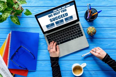 ileti örneği ve kahve ile mavi ahşap masa üstünde laptop klavye yazarak el, yazı başarılı yardımcı 