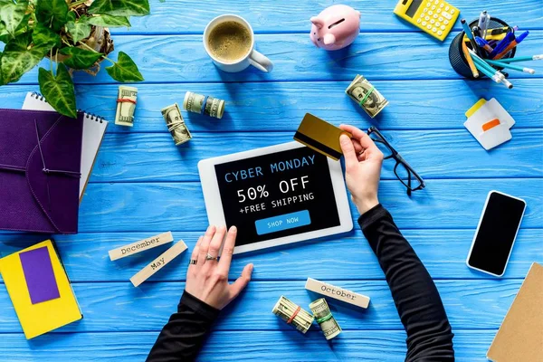 Mãos Segurando Tablet Cartão Crédito Mesa Madeira Azul Com Dinheiro — Fotografia de Stock