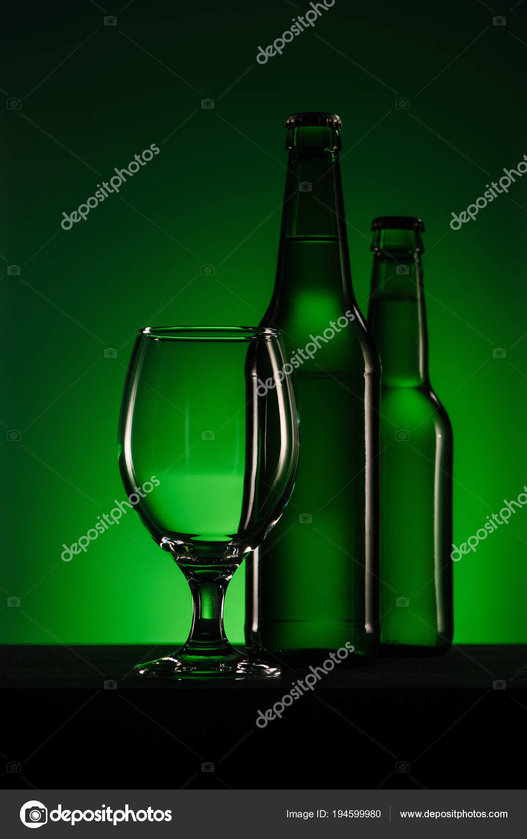 Vue Rapprochée Des Bouteilles Bière Verre Vide Sur Fond Vert image