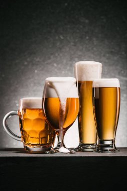 köpük soğuk bira kupaları görünümü gri arka plan üzerine kadar kapatın