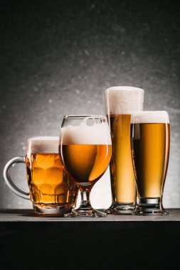 köpük soğuk bira kupaları görünümü gri arka plan üzerine kadar kapatın