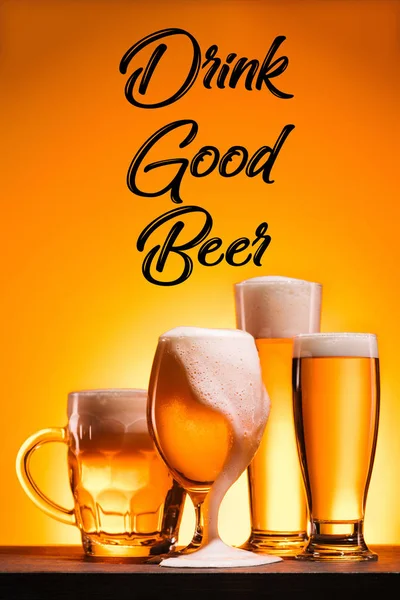 オレンジ色の背景に良いビール碑文の泡と飲み物と冷たいビールの整理されたマグのクローズ アップ表示 — ストック写真
