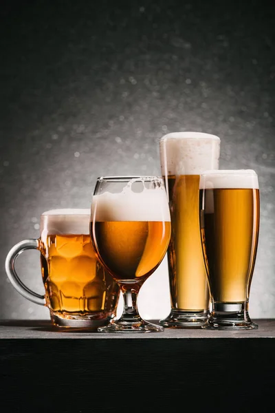 Vista Perto Canecas Cerveja Gelada Com Espuma Fundo Cinza — Fotografia de Stock