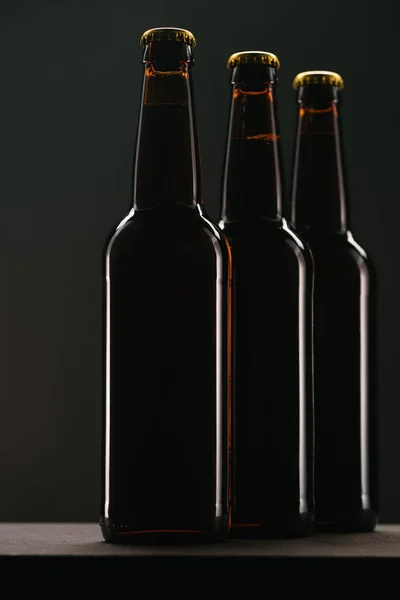 Close View Arranged Bottles Beer Dark Backdrop — Free Stock Photo