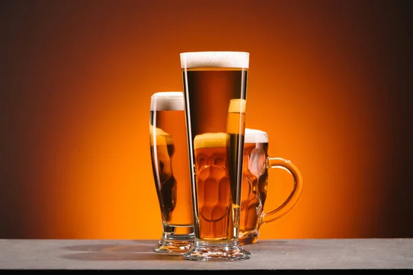 Vista Perto Arranjo Copos Cerveja Pano Fundo Laranja — Fotografia de Stock
