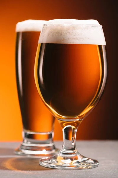 Επιλεκτική Εστίαση Του Διακανονισμού Του Ποτήρια Μπύρας Αφρό Πορτοκαλί Φόντο — Φωτογραφία Αρχείου