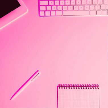 pembe tonlu resim tablo üzerinde dijital tablet, kalem, ders kitabı ve bilgisayar klavye 