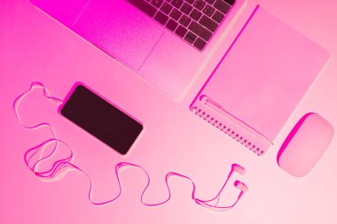 dizüstü bilgisayar, boş ders kitabı, kalem, smartphone, kulaklık ve bilgisayar fare pembe tonlu resim 