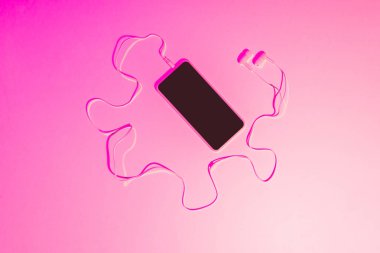 pembe tonlu resim pembe bir arka plan üzerinde kulaklık ile Smartphone 
