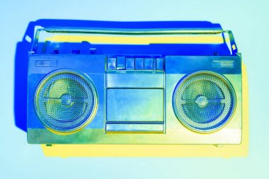 retro boombox mavi zemin üzerine mavi tonda resmi 