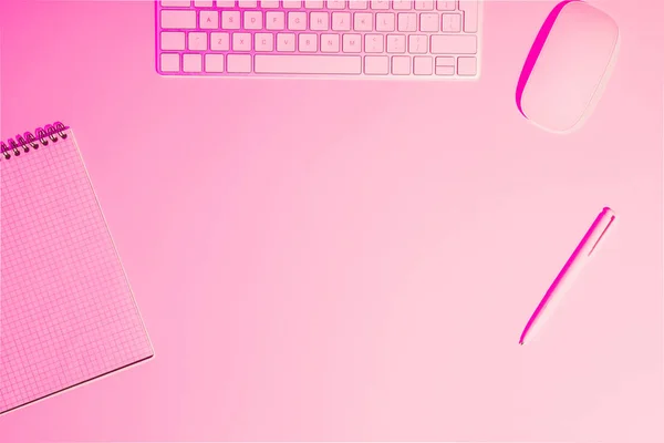 电脑键盘和鼠标的顶部视图 空的课本和粉红色桌子上的钢笔 — 图库照片