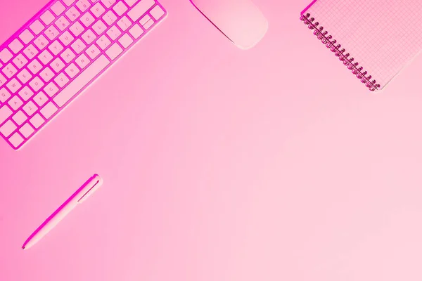 Розовое Тонированное Изображение Компьютерной Клавиатуры Мыши Пустой Учебник Ручка Столе — стоковое фото