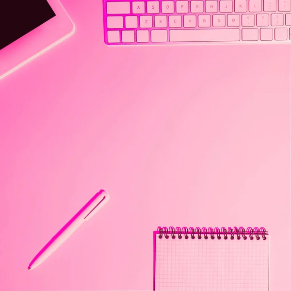 Розовое Тонированное Изображение Цифровой Планшет Ручка Учебник Клавиатура Компьютера Столе — стоковое фото