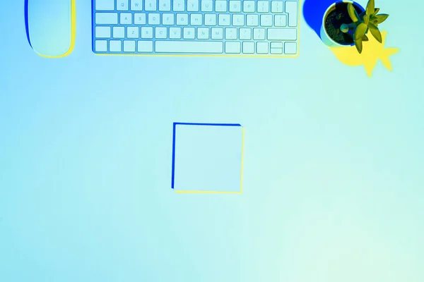 Голубая Тонированная Картинка Компьютерной Клавиатуры Мыши Липкая Нота Муравья — Бесплатное стоковое фото