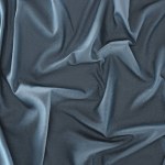 Vista de cerca de la tela de seda azul arrugada como fondo