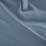 Vista de perto de tecido de seda azul amassado como fundo
