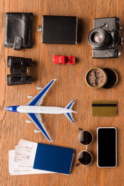 ahşap yüzey üzerinde çeşitli seyahat özniteliklerinin Üstten Görünüm