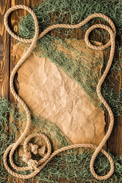 вид сверху на пустую скомканную бумагу с веревкой и рыболовной сетью
