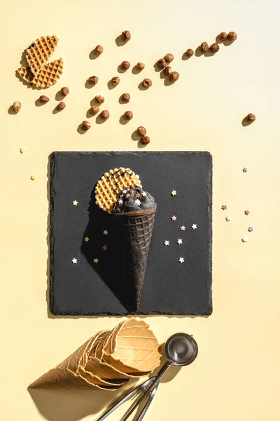 黄色の黒のチョコレート アイス クリームとスクープの平面図  — 無料ストックフォト