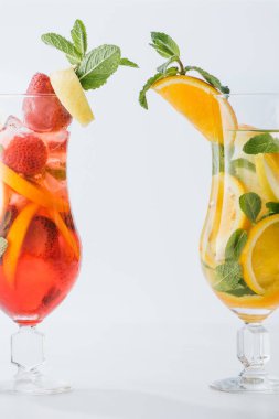 bakış beyaz izole nane limon ve portakal parçaları ile yaz taze kokteyller kapatın